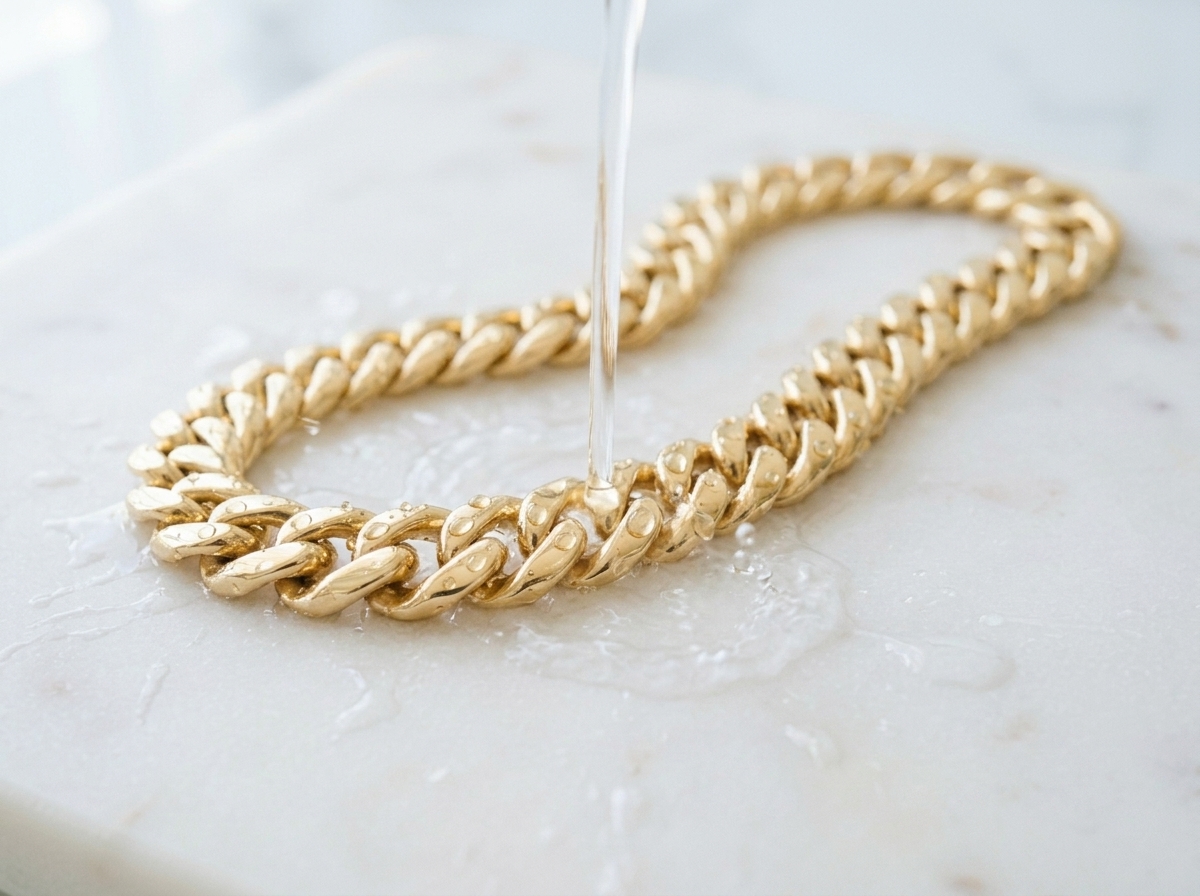 Rinsing the chain under clean water