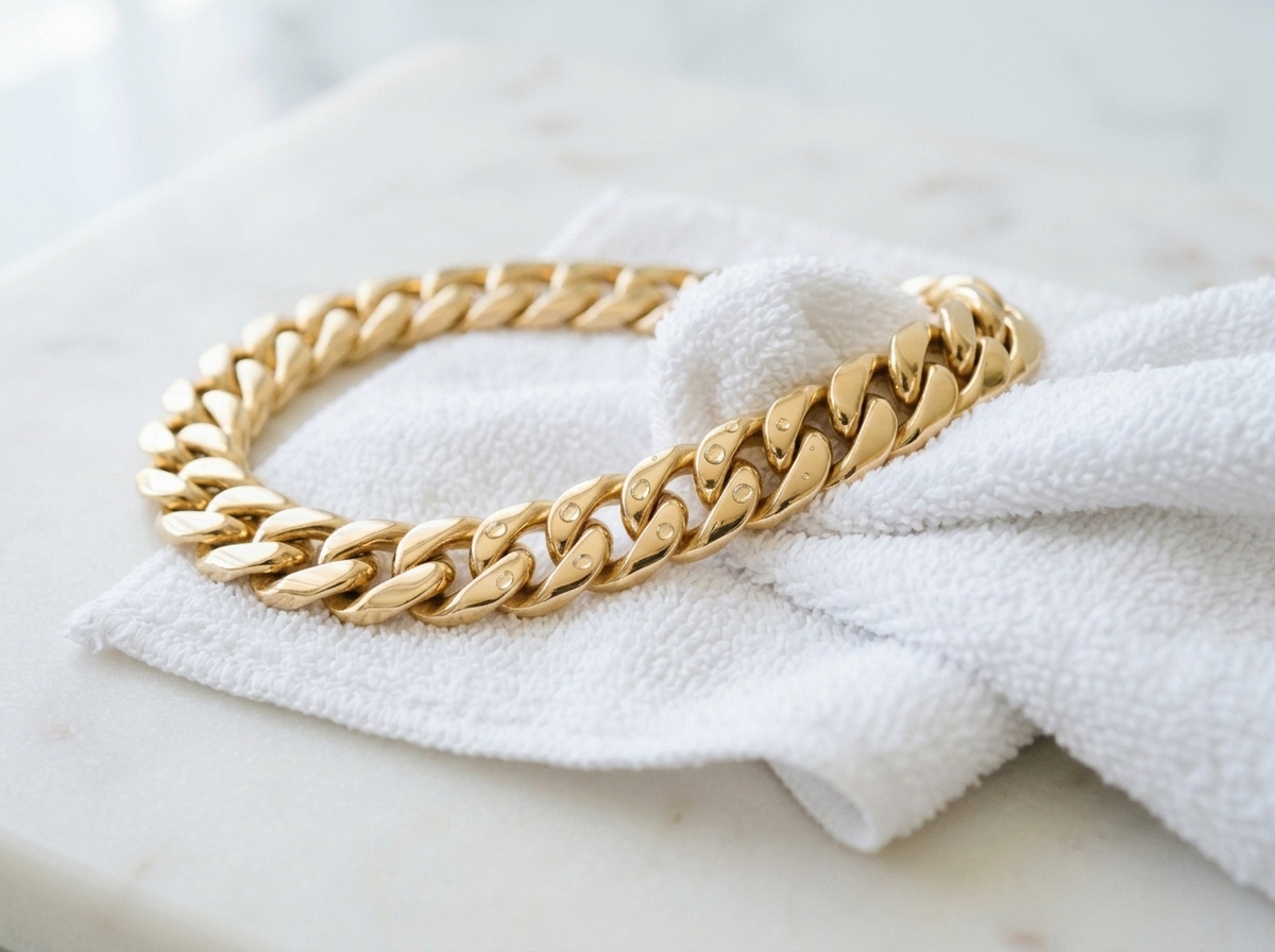 Patting the chain dry on a soft towel